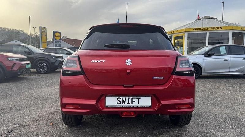Neu Suzuki Swift Comfort+ 83 PS (61 kW) 2025 Burning red pearl metallic Limousine
