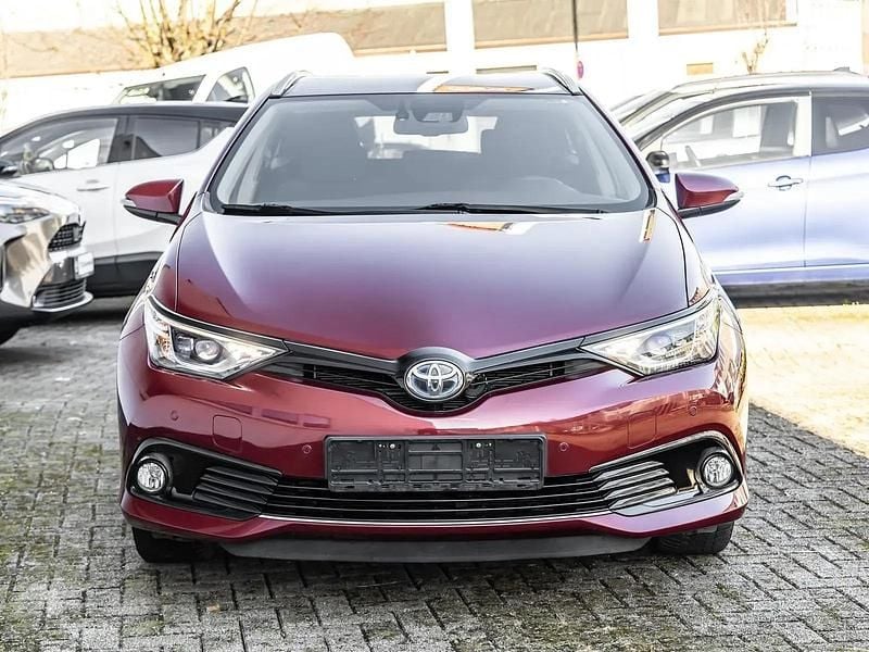 Gebraucht Toyota Auris Team 99 PS (72 kW) 2018 Red mc. Limousine