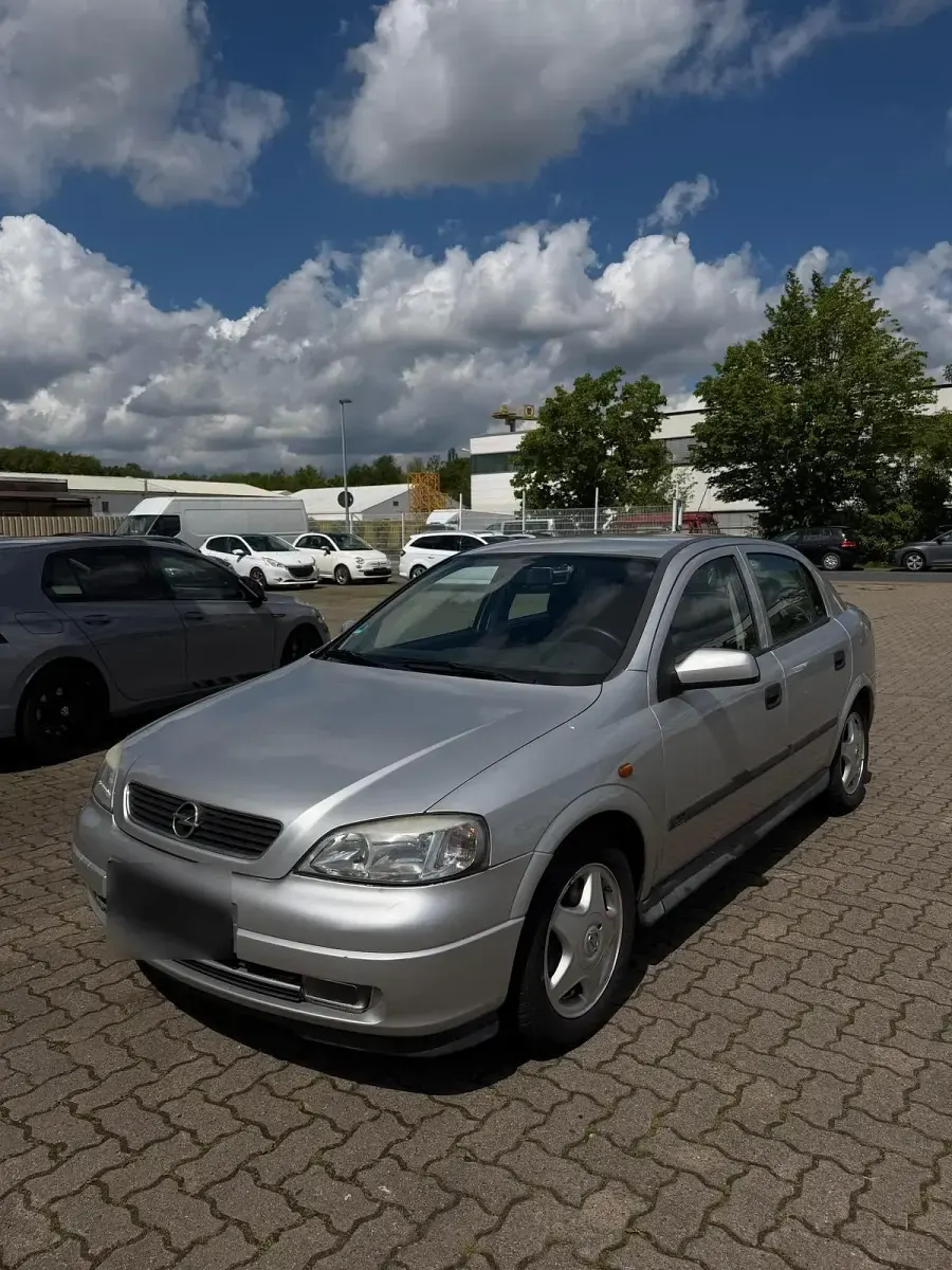 Gebraucht Opel Astra 101 PS (74 kW) 1998 Silber Limousine