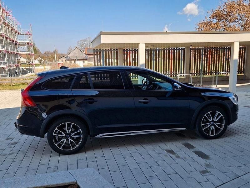 Gebraucht Volvo V60 CC Summum 190 PS (139 kW) 2016 Schwarz Kombi