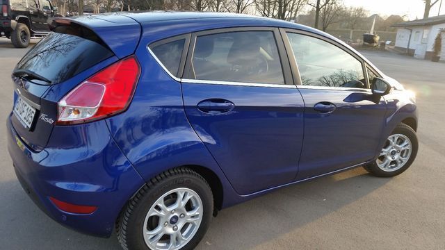 Gebraucht Ford Fiesta Titanium 101 PS (74 kW) 2014 Blau metallic Kleinwagen