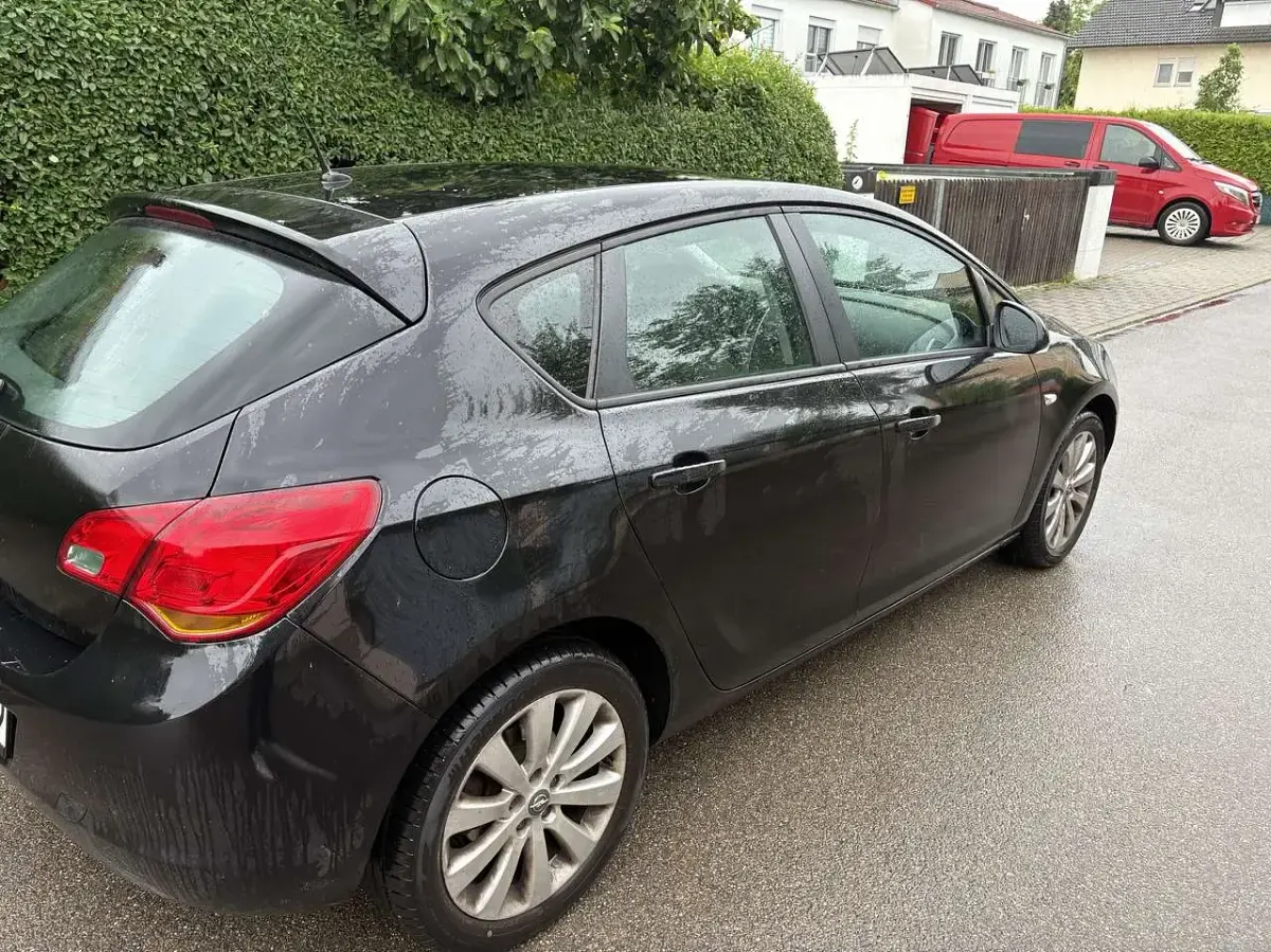 Gebraucht Opel Astra 116 PS (85 kW) 2010 Schwarz Kleinwagen
