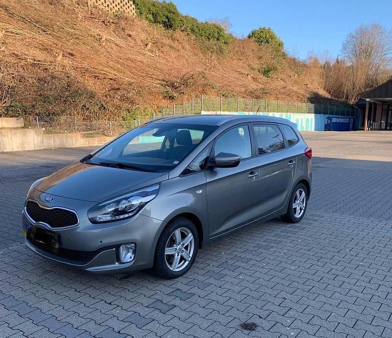 Grau Gebraucht 2014 Kia Carens Van / Kleinbus | 7.800 € - Bild 1/4
