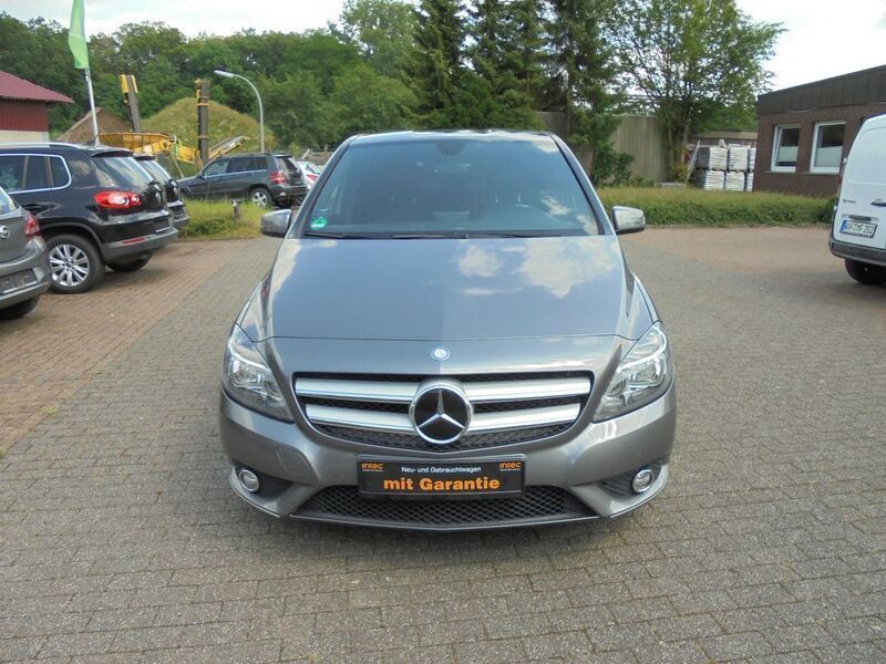 Grau Gebraucht 2013 Mercedes B200 Van / Kleinbus | 9.999 € (Guter Preis) - Bild 1/4