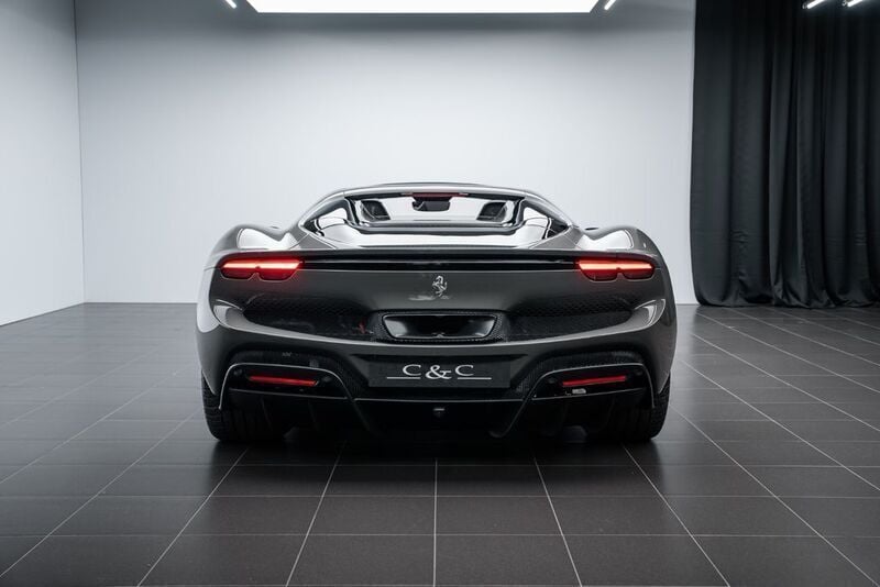 Nouă Ferrari 296 829 CP (609 kW) 2025 Gri Cabrio