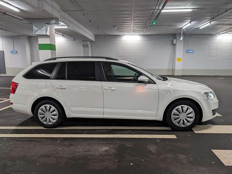 Weiß Gebraucht 2013 Skoda Octavia Elegance Kombi | 6.600 € (Teuer) - Bild 1/4