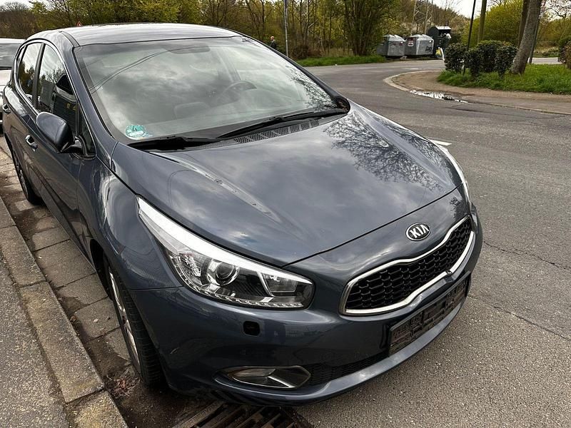 Gebraucht Kia Ceed Spirit 128 PS (94 kW) 2015 Blau Kleinwagen