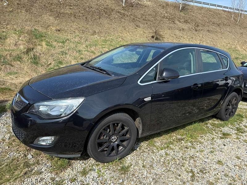 Gebraucht Opel Astra 140 PS (102 kW) 2011 Schwarz Limousine