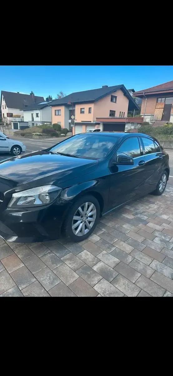 Gebraucht Mercedes A180 109 PS (80 kW) 2015 Schwarz Kleinwagen