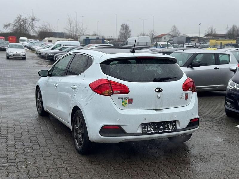 Gebraucht Kia Ceed Spirit 135 PS (99 kW) 2012 Weiß Kleinwagen