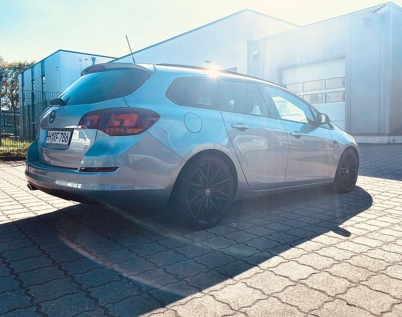 Grau Gebraucht 2011 Opel Astra Sport Kombi | 6.999 € (Fairer Preis) - Bild 1/4