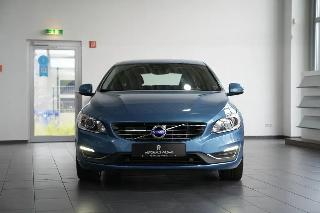 Gebraucht Volvo V60 Summum 150 PS (110 kW) 2016 Power blue / Kombi
