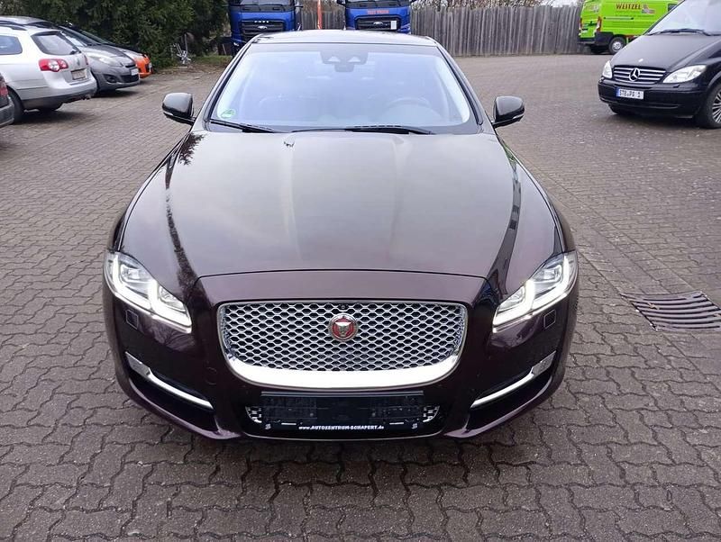 Gebraucht Jaguar XJ Premium Luxury 300 PS (220 kW) 2018 Aurora redjbc2205 Limousine