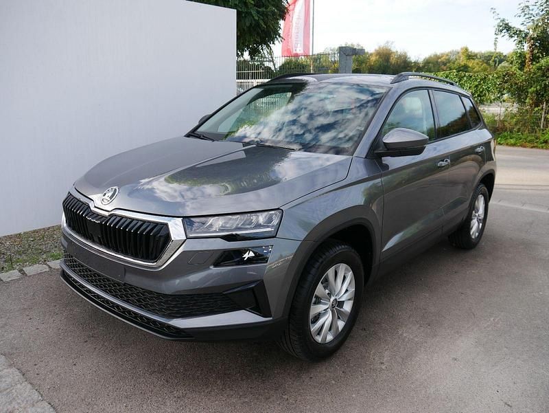 Neu Skoda Karoq Selection 150 PS (110 kW) 2025 Graphite grau metallic SUV