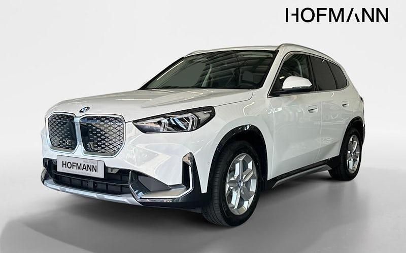 Weiß Neu 2025 BMW iX1 Luxury Line SUV | 51.545 € (Teuer) - Bild 1/4