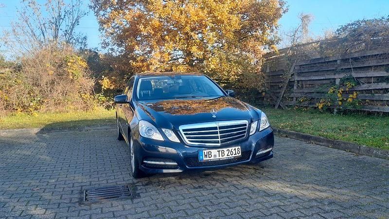 Blau Gebraucht 2011 Mercedes E350 Limousine | 19.900 € (Teuer) - Bild 1/4