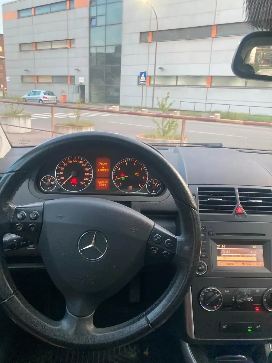 Gebraucht Mercedes A160 95 PS (69 kW) 2010 Weiß Kleinwagen