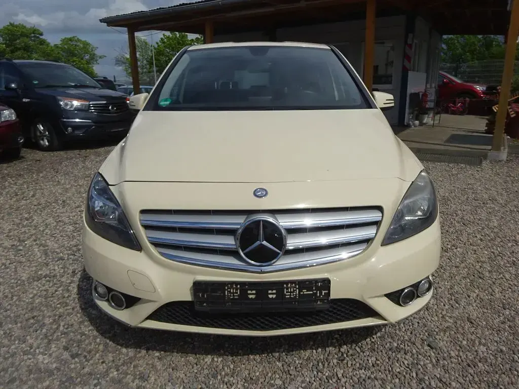 Gebraucht Mercedes B180 109 PS (80 kW) 2014 Gelb Kleinwagen