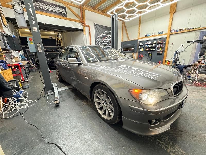 Gebraucht BMW 750L 367 PS (269 kW) 2003 Silber Limousine