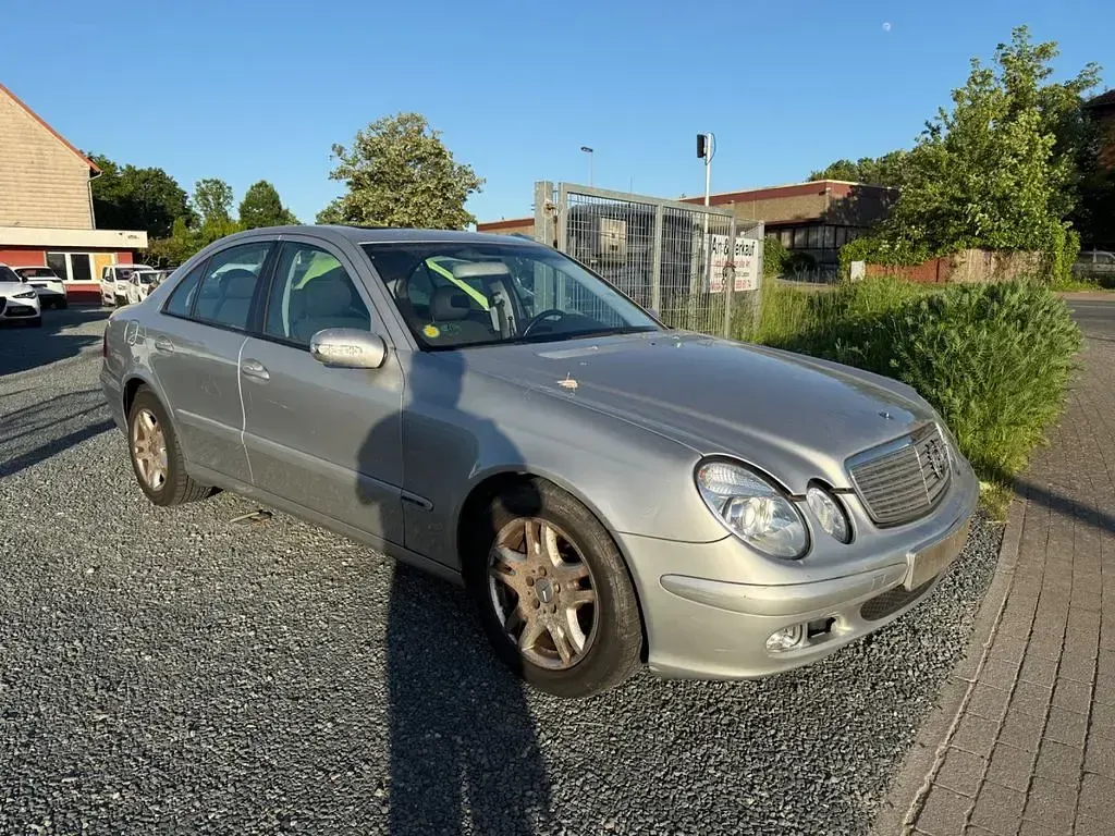 Gebraucht Mercedes E200 163 PS (119 kW) 2003 Brillantsilber Limousine