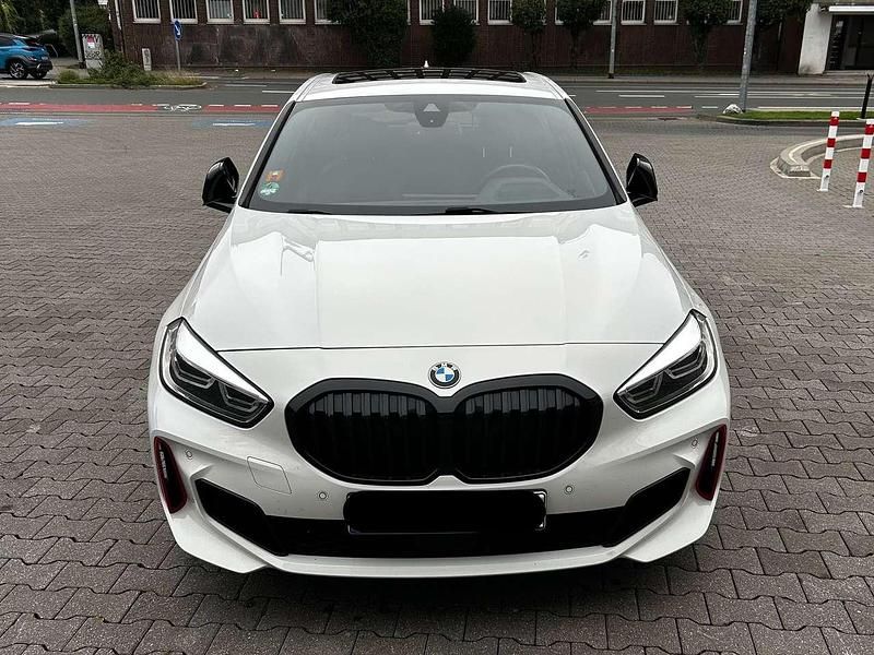 Weiß Gebraucht 2022 BMW 128 M Sport Limousine | 33.500 € (Etwas zu teuer) - Bild 1/4