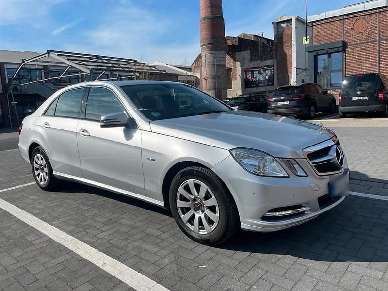Second-hand Mercedes E200 184 CP (135 kW) 2011 Argintiu Berlinǎ