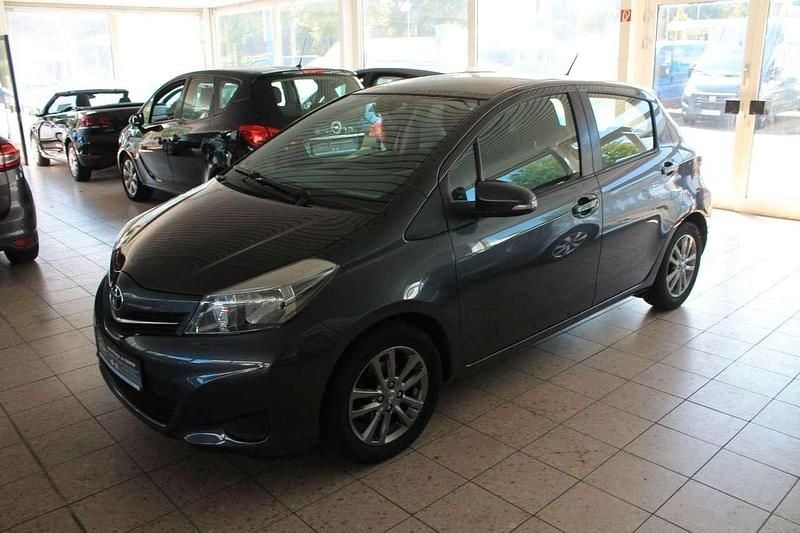 Grau Gebraucht 2014 Toyota Yaris Edition Kleinwagen | 12.490 € (Fairer Preis) - Bild 1/4