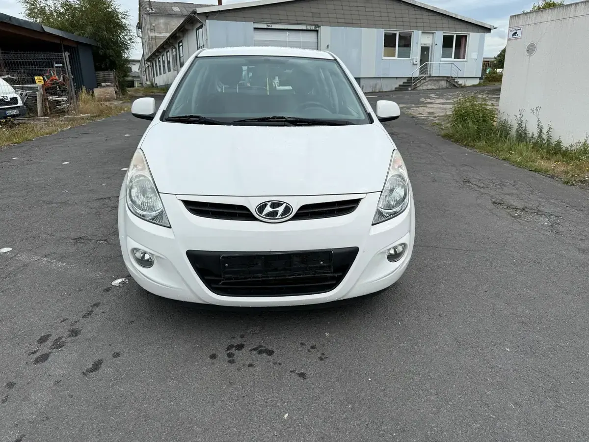 Gebraucht Hyundai i20 87 PS (63 kW) 2013 Weiß Kleinwagen