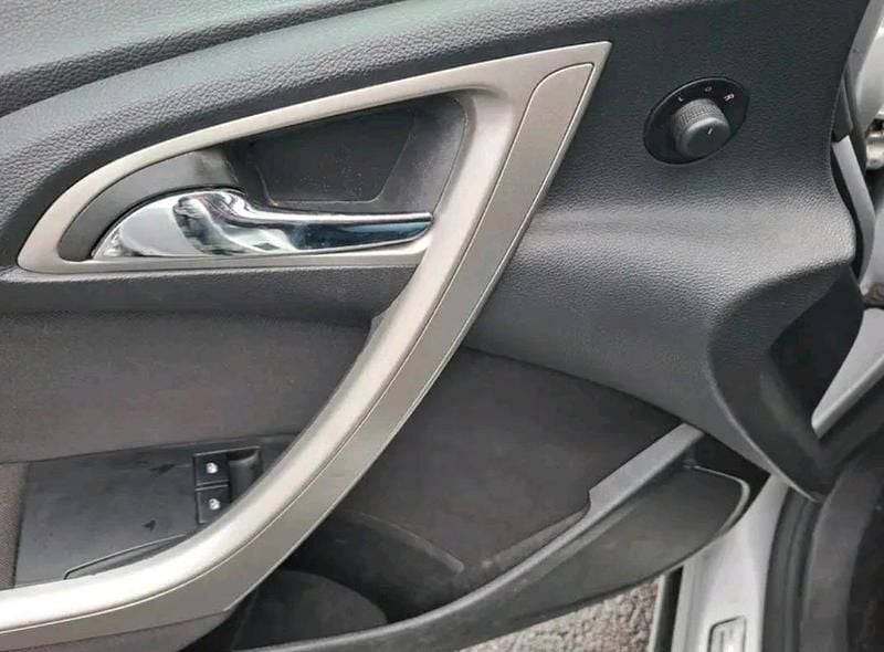 Gebraucht Opel Astra 140 PS (102 kW) 2011 Grau Kombi