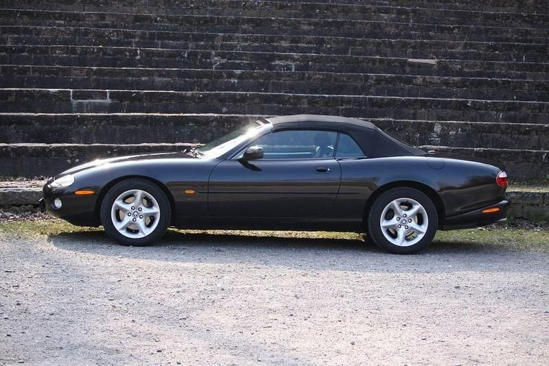 Używany Jaguar XK8 284 KM (208 kW) 2001 Czarny Kabriolet