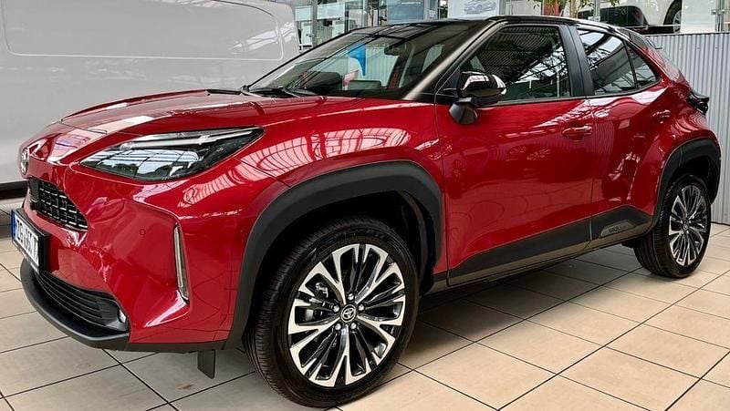 Rot Gebraucht 2023 Toyota Yaris Cross Elegant SUV | 25.300 € (Teuer) - Bild 1/4