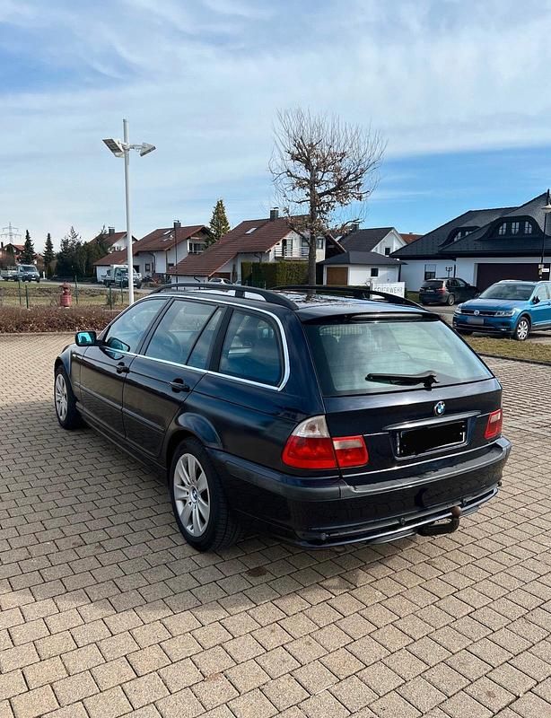 Gebraucht BMW 320 150 PS (110 kW) 2005 Blau Kombi
