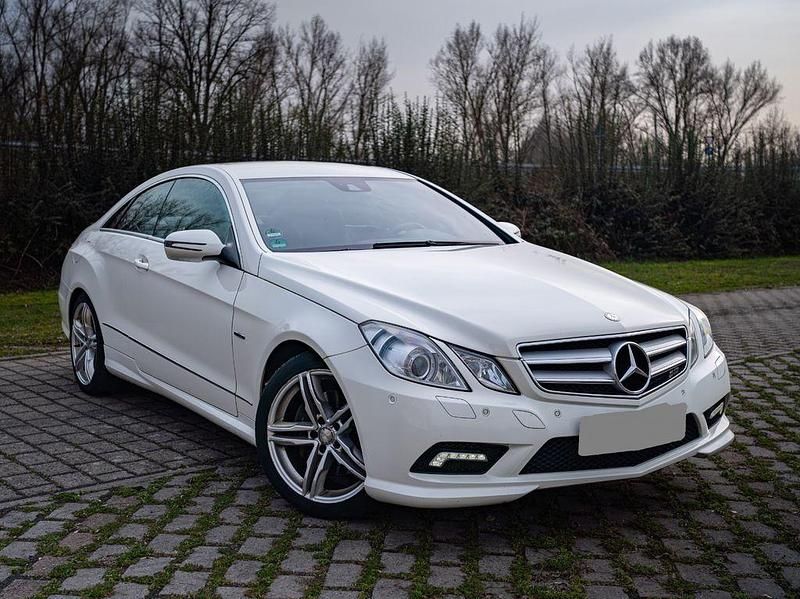 Gebraucht Mercedes E250 AMG 204 PS (150 kW) 2009 Weiß Coupé