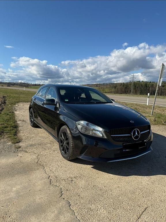 Gebraucht Mercedes A180 Style 122 PS (89 kW) 2017 Schwarz Limousine