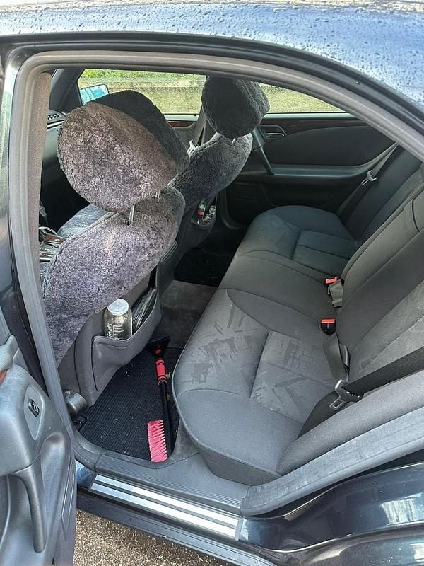 Second-hand Mercedes E320 220 CP (161 kW) 1995 Albastru Berlinǎ