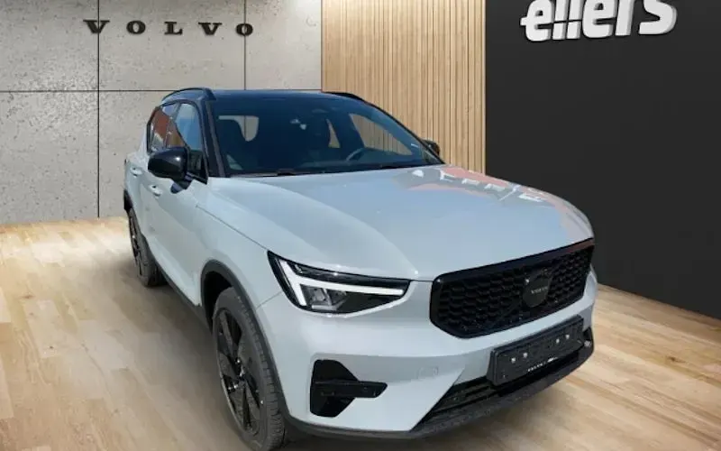 Neu Volvo XC40 Plus 197 PS (144 kW) 2026 Grau SUV