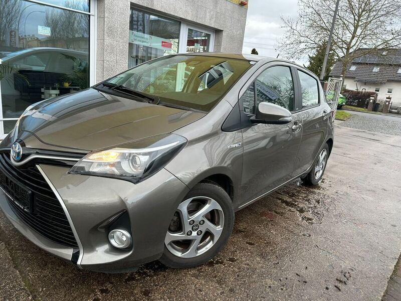 Grau Gebraucht 2016 Toyota Yaris Hybrid Edition-S Limousine | 12.900 € (Fairer Preis) - Bild 1/4