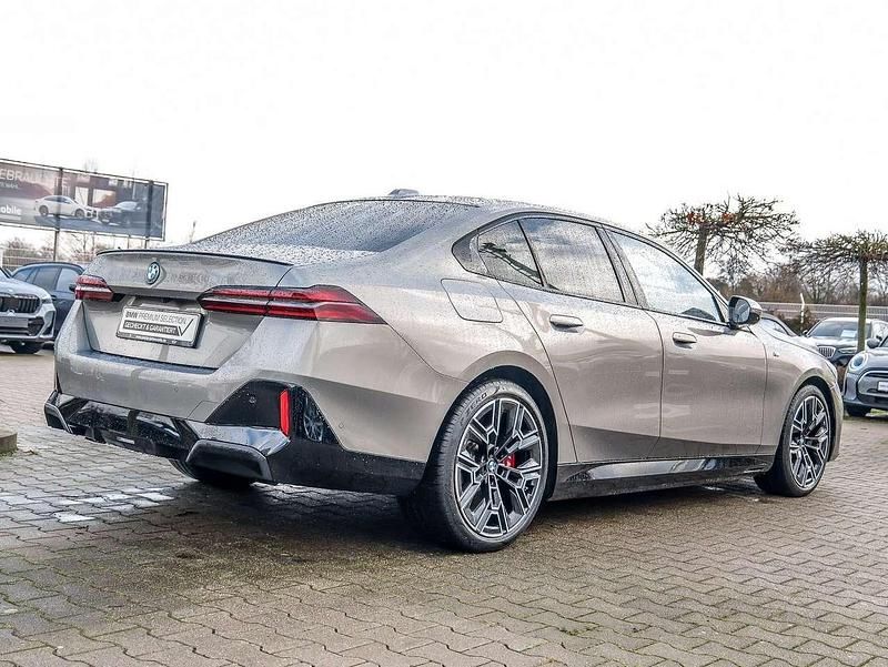 Gebraucht BMW 550 M Sport 489 PS (359 kW) 2024 Oxidgrau ii Limousine