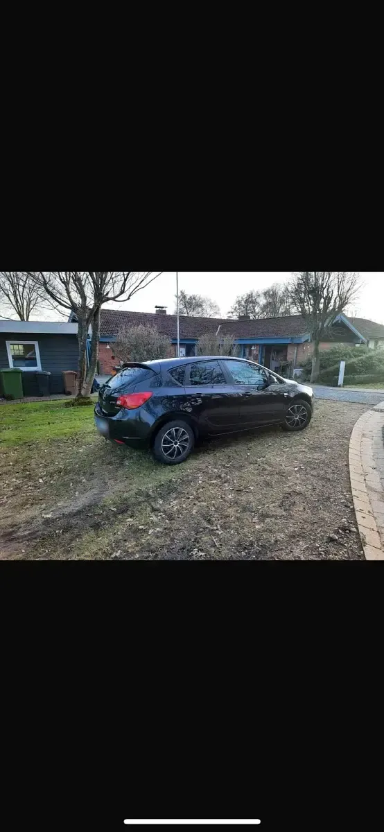 Gebraucht Opel Astra 140 PS (102 kW) 2012 Schwarz Kleinwagen