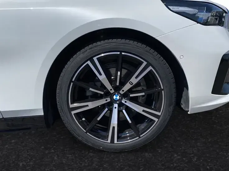 Gebraucht BMW 520 M Sport 208 PS (152 kW) 2025 Mineralweiß metallic Kombi