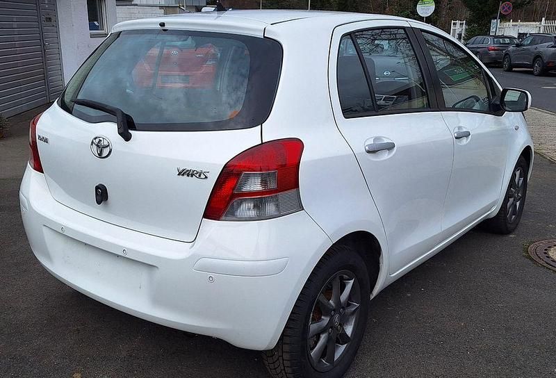 Gebraucht Toyota Yaris Life 69 PS (50 kW) 2010 Weiß Limousine