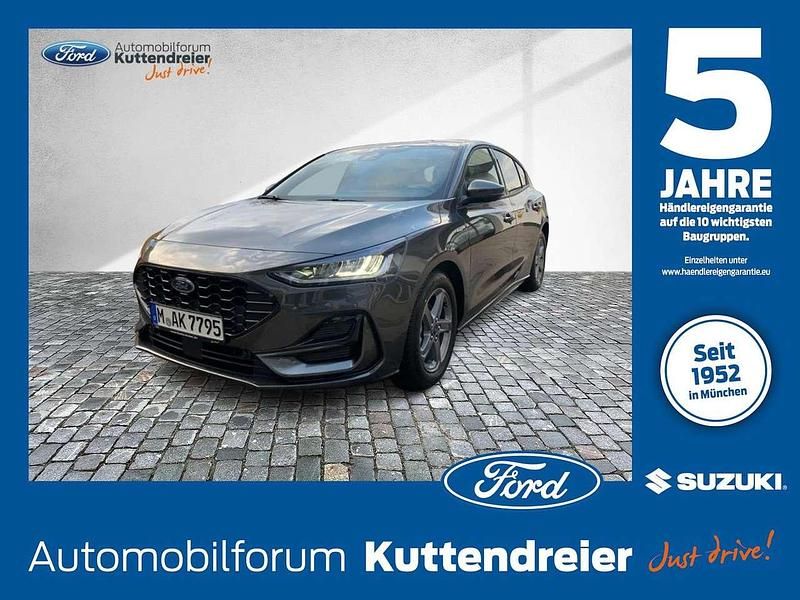 Magneticgrau (metallic) Gebraucht 2023 Ford Focus ST-Line Limousine | 21.390 € (Fairer Preis) - Bild 1/4