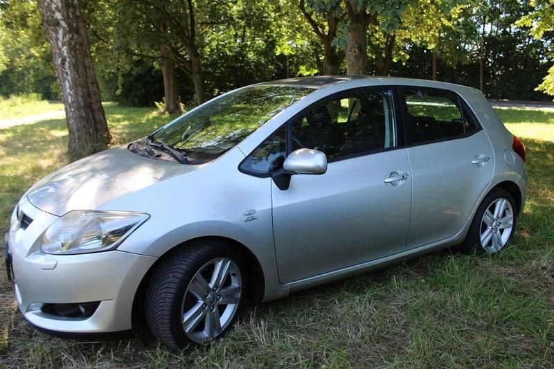 Silver metallic Gebraucht 2007 Toyota Auris Kleinwagen | 4.699 € (Fairer Preis) - Bild 1/4