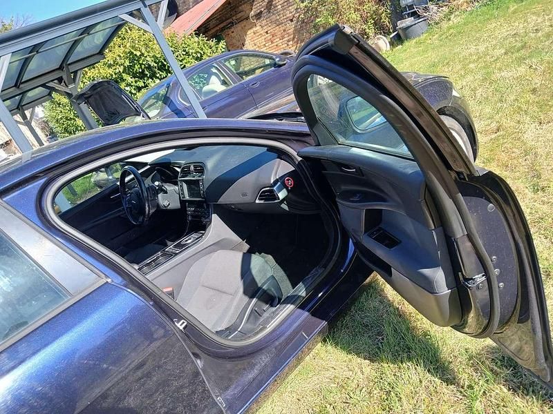 Używany Jaguar XE 163 KM (119 kW) 2015 Niebieski Sedan/Limuzyna