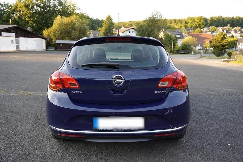 Gebraucht Opel Astra Edition 101 PS (74 kW) 2013 Blau Kleinwagen