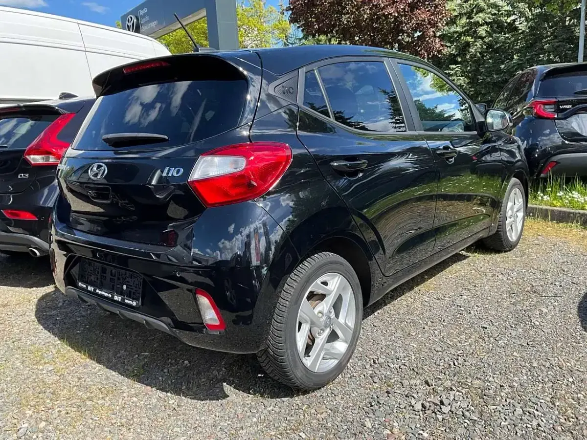 Gebraucht Hyundai i10 GO! 67 PS (49 kW) 2023 Phantom black / met Kleinwagen