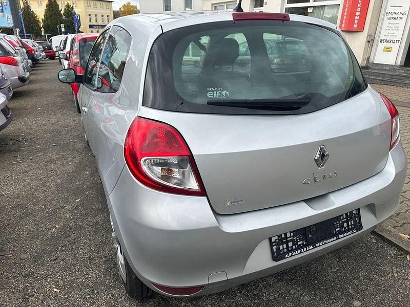 Gebraucht Renault Clio III Expression 75 PS (55 kW) 2009 Grau Limousine