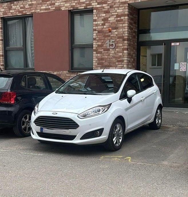 Weiß Gebraucht 2016 Ford Fiesta Titanium Kleinwagen | 7.500 € (Fairer Preis) - Bild 1/4