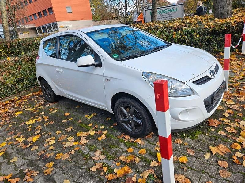 Weiß Gebraucht 2011 Hyundai i20 Edition Limousine | 1.900 € (Fairer Preis) - Bild 1/4