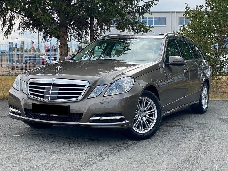 Grau Gebraucht 2011 Mercedes E200 Limousine | 11.950 € (Fairer Preis) - Bild 1/4